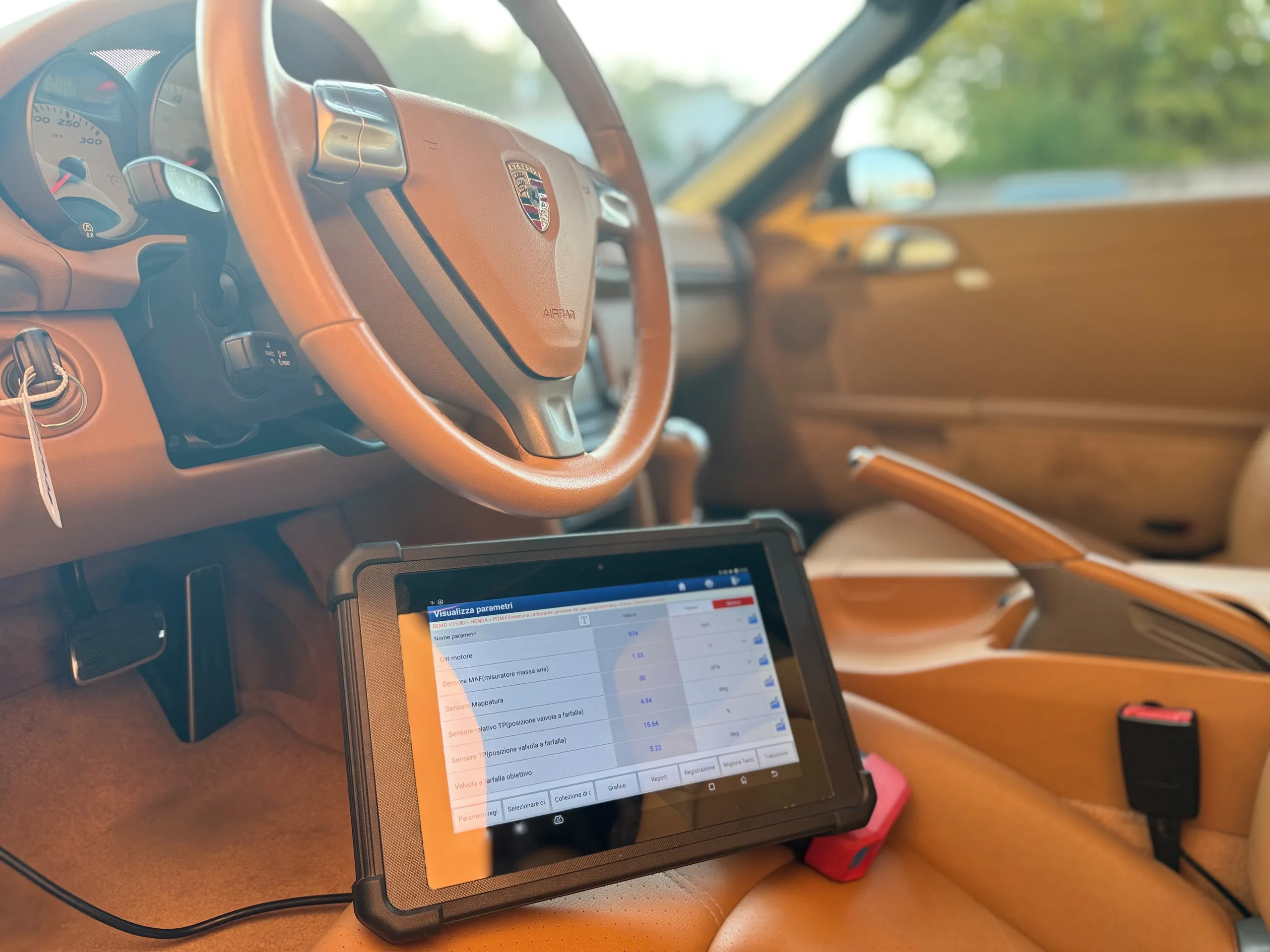 Tablet di diagnosi elettronica collegato all’auto